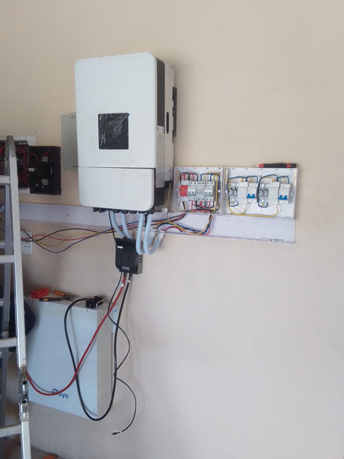 Wall-mounted inverter and electrical connection work